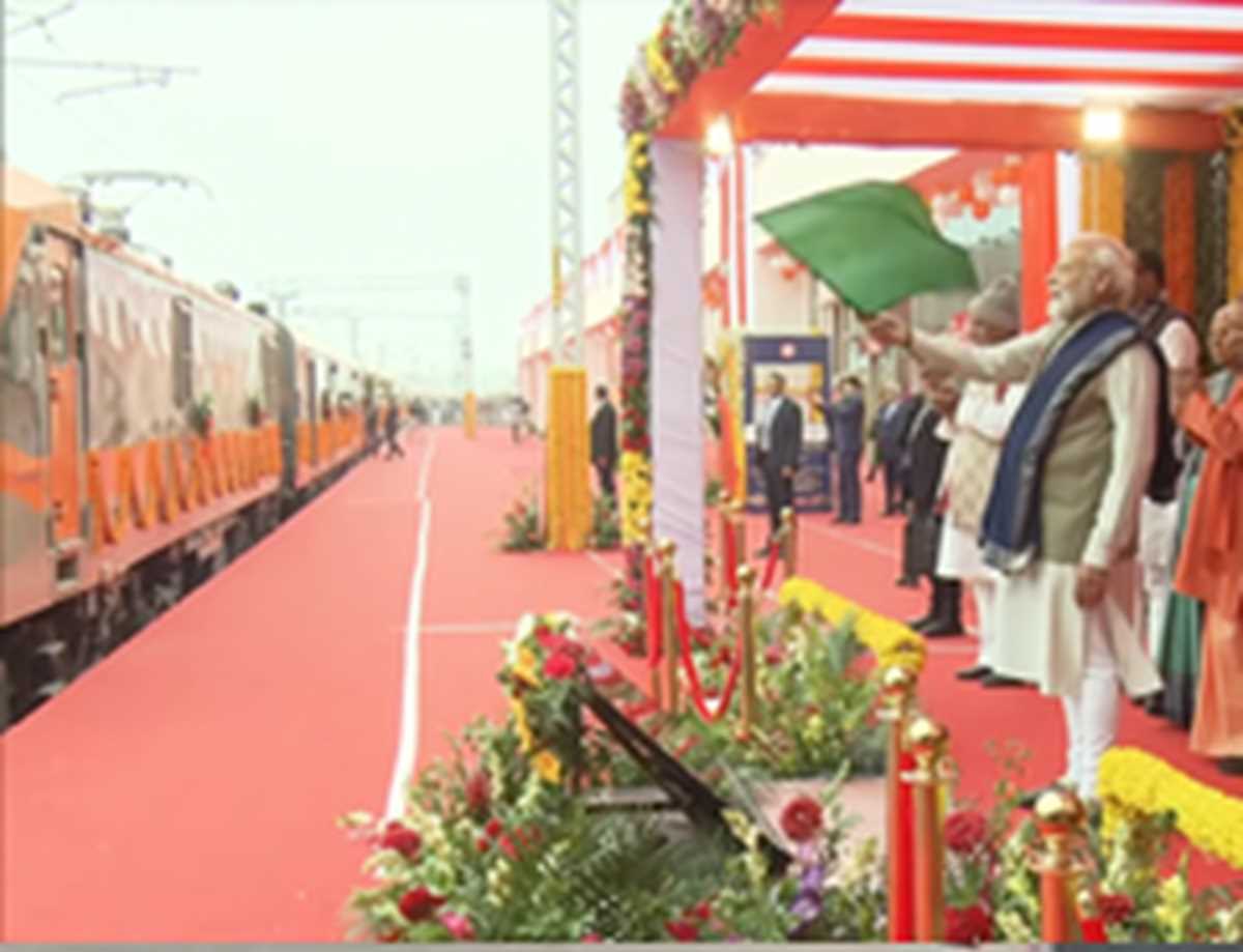 पीएम ने 6 वंदे भारत और 2 अमृत भारत ट्रेन का किया उद्घाटन पीएम ने 6 वंदे भारत और 2 अमृत भारत ट्रेन का किया उद्घाटन